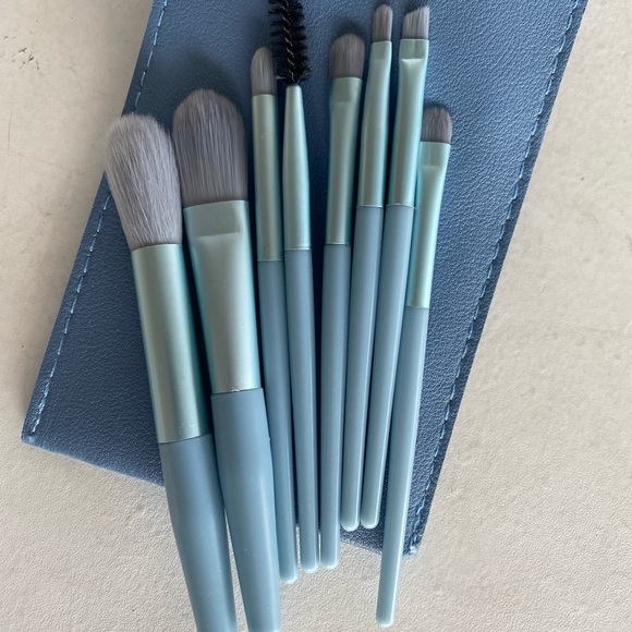 Makeup brush set perfect for travel - Picture 4 of 6